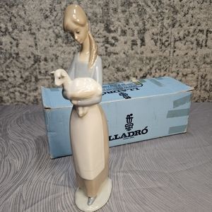 ⭐️Lladro Figurine with box! Tall Girl Holding Lamb 10 1/4" Tall⭐️
